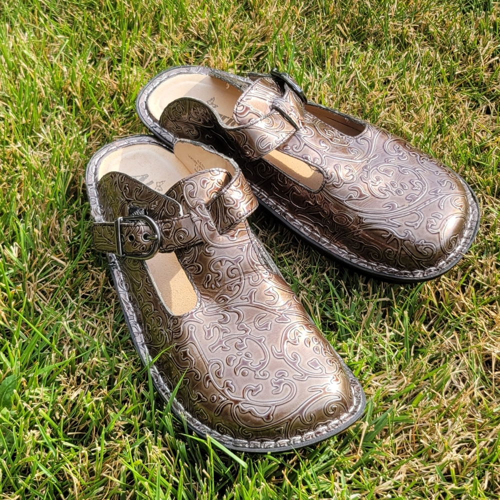 Alegria, Brown Tooled Patent Patterned Women's Shoes 8.5